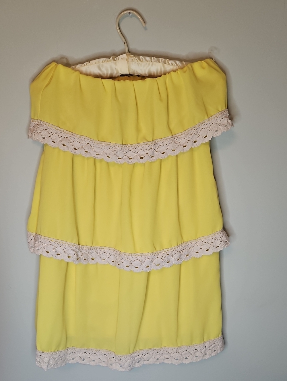 FascinationYellow Off-Shoulder Tiered Dress with Lace Trim Size Small